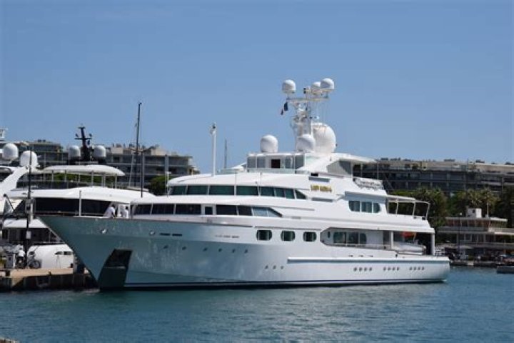 Anna Murdoch Mann Net Worth, Age, Hamptons House, Yacht, Books, Young