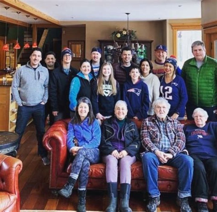 Discover The Number Of Siblings Jonathan Knight Has