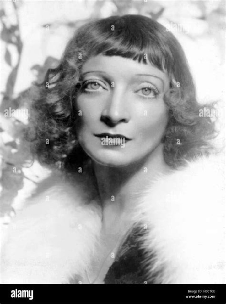 Discover The Unseen Impact Of Estelle Winwood's Spouse On Her Remarkable Career