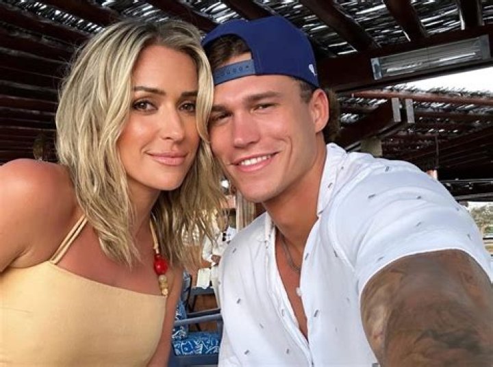 Exploring Emma Dumont Early Life Body Career Boyfriend