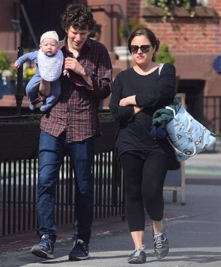 Jesse Eisenberg- Bio, Net Worth, Height, Girlfriend, Career