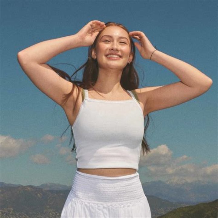 Lola Tung Height Weight How Tall Is