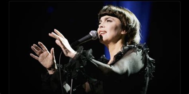 Mireille Mathieu Net Worth | PicoZ