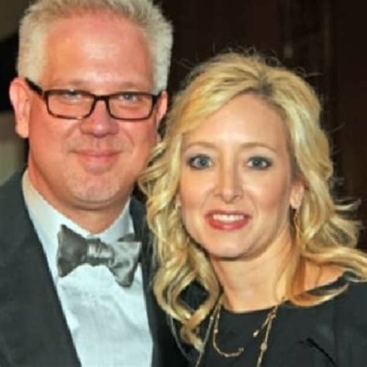 Sarah Colonna Biography, Age, Height, Husband, Net Worth, Family ·