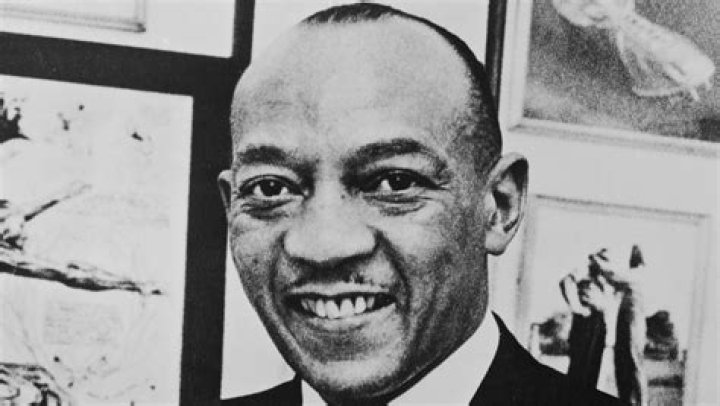 Tragic Details About Jesse Owens ·